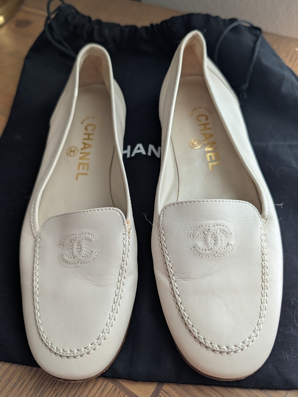 Chanel Women's Cream Leather CC Logo Loafers Classic Flats  Excellent Condition